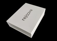 Tekturowe pudełka z wytłoczonym, srebrnym logo 30 * 25 * 8 cm wkładki z pianki Spong dostawca