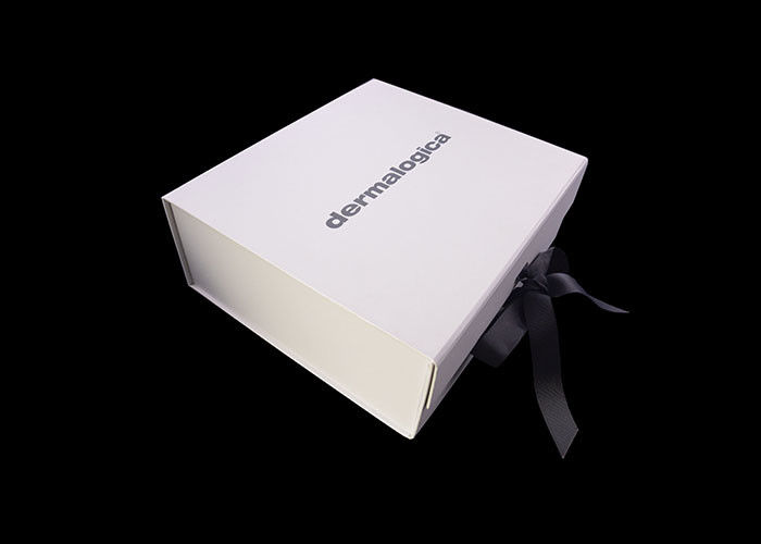 Kartonowe pudełka składane z czarną wstążką, białe ozdobne pudełko dostawca