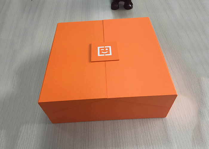 Karton w kształcie pudełka w kształcie pomarańczowej kolorowej koszulki z czarnym partyturą dostawca