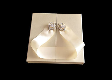 Chiny Golden Wedding Gift Packing Book Shaped Box Z wstążką ODM środowiska fabryka